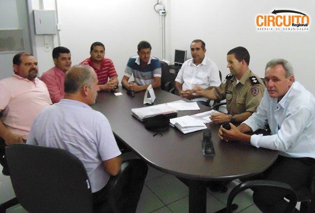 VEREADORES SE REUNEM COM TENENTE DA POLÍCIA MILITAR